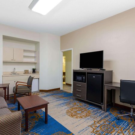 Baymont By Wyndham Tallahassee Extérieur photo