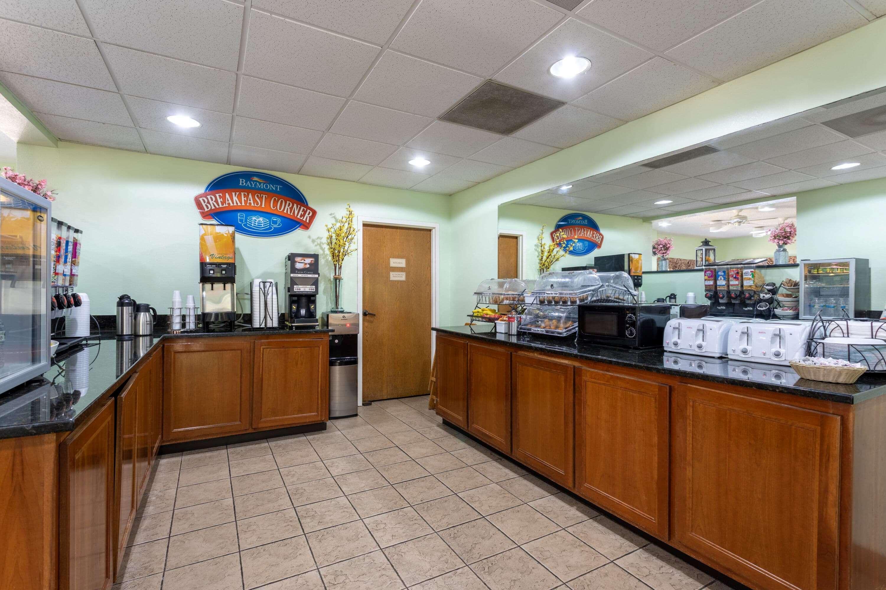 Baymont By Wyndham Tallahassee Extérieur photo